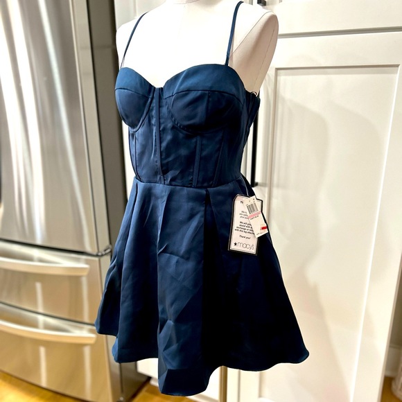 NWT B. Darlin Bustier Fit and Flair Dress with Side Pockets - Picture 4 of 10